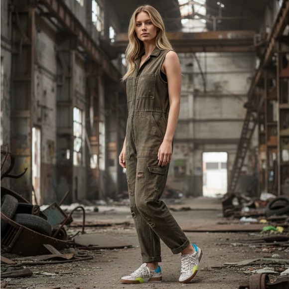 DOLCE VITA Zina Sneaker In Bone MultiSnake Print Leather.
Women’s Sz 7 - Picture 7 of 7